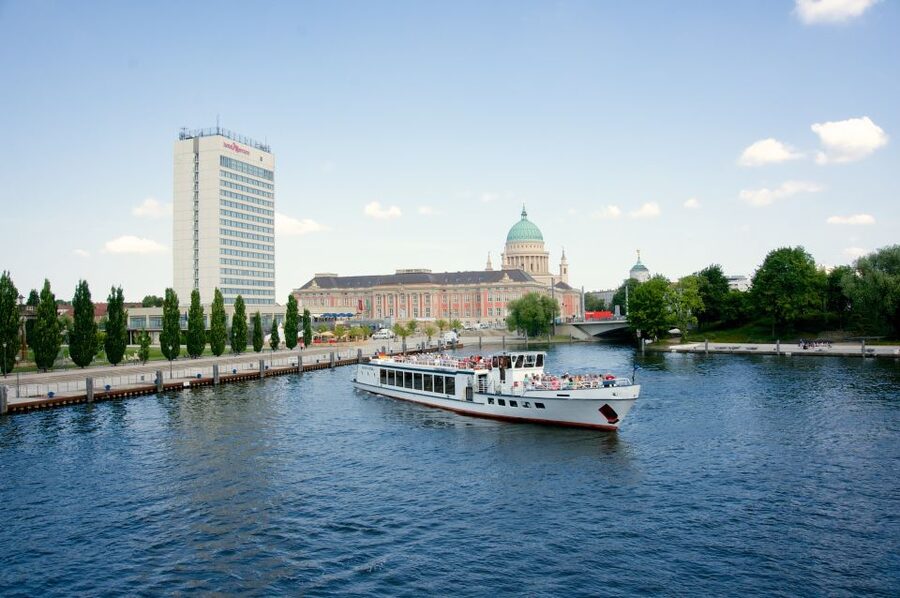 Potsdam: Palace Tour by Boat - Glienicke Bridge and the old border