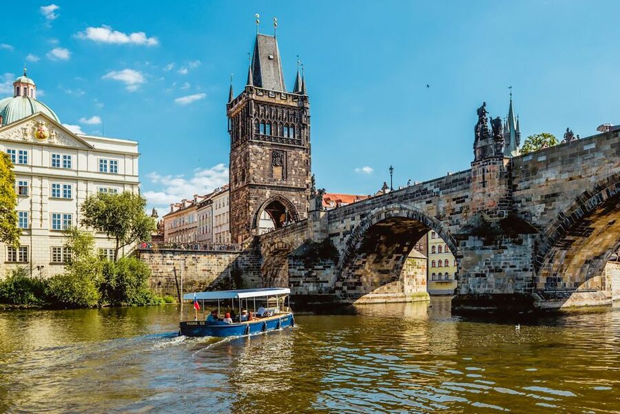 Prague: 45-Minute Sightseeing Cruise to Devil's Channel - Turning into the Devil’s Channel