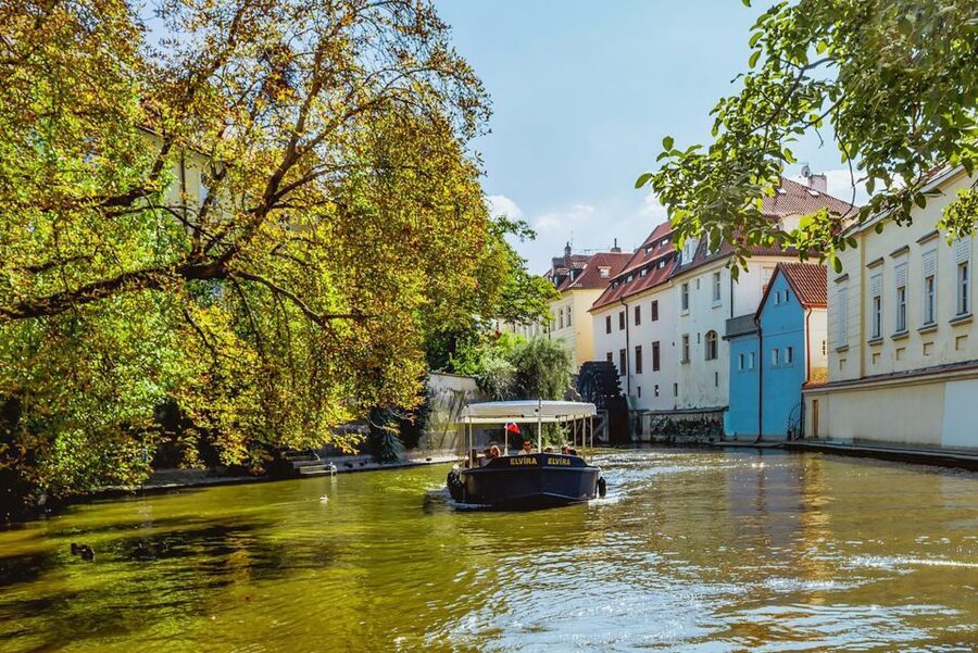 Prague: 45-Minute Sightseeing Cruise to Devil's Channel - The guide makes or breaks the ride