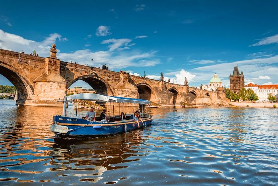 Prague: 45-Minute Sightseeing Cruise to Devil's Channel - Choosing the best time of day