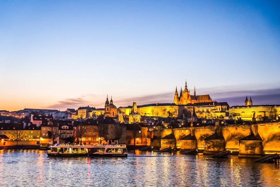 Prague: 50-Minute Sightseeing Evening Cruise - Prague Castle in the evening light