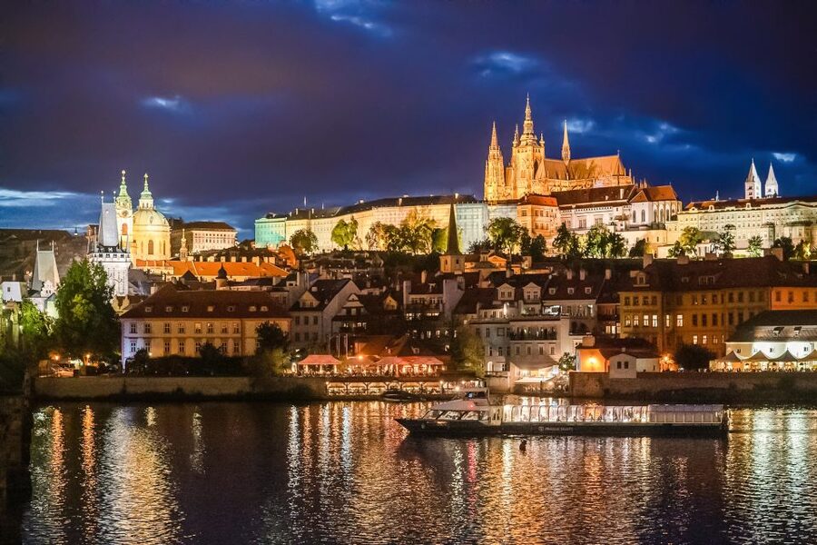 Prague: 50-Minute Sightseeing Evening Cruise - Seating, service, and weather