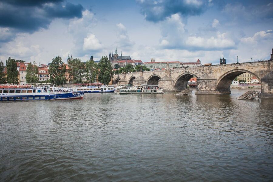 Prague: Afternoon Beer Cruise with Drinks Included - Passing Prague Castle without the crowds