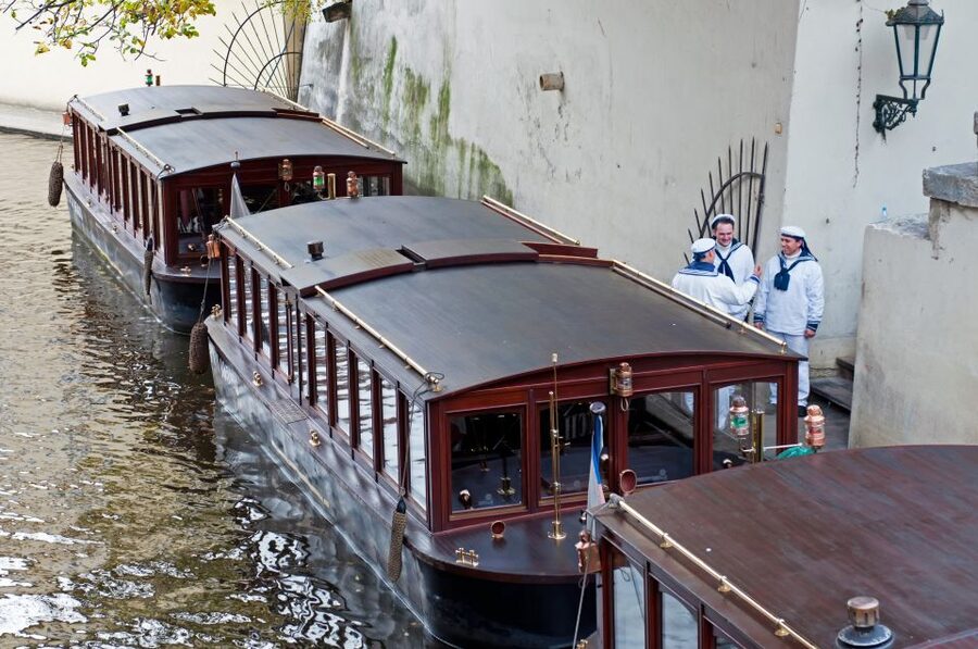 Prague: Castle and Jewish Quarter Tour with Cruise and Lunch - The Walk Back Offers Better Views