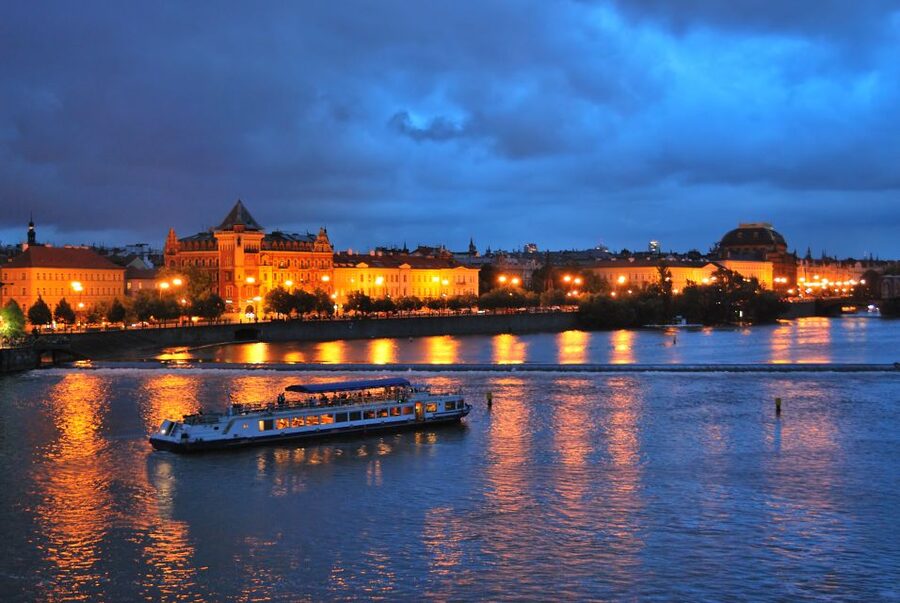 Prague: City Tour and Dinner Cruise with Hotel Pickup - The Best Sights Along the River