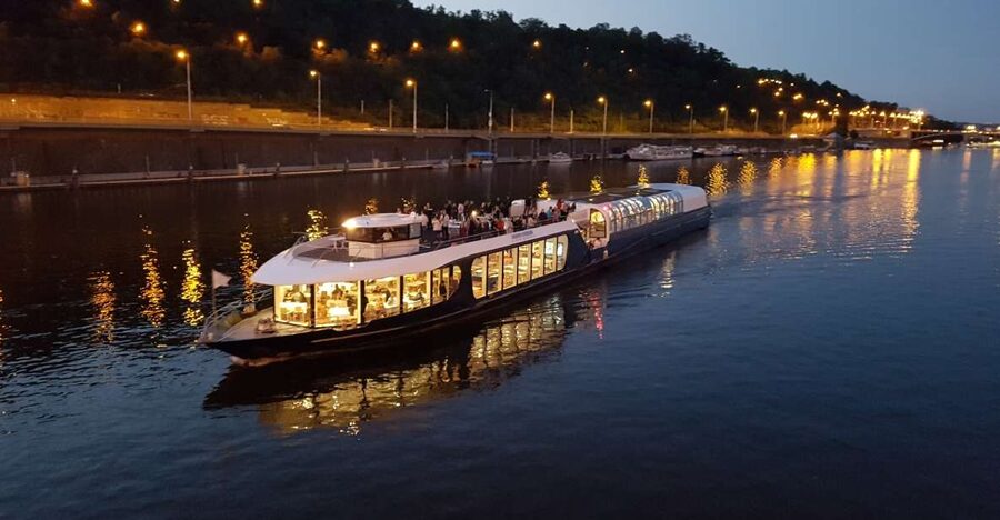 Prague: City Tour and Dinner Cruise with Hotel Pickup - Accessibility and Hotel Pickup