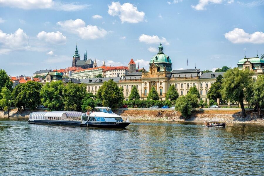Prague: Evening Vltava River Eco Cruise with Prosecco - Why this short Vltava cruise works