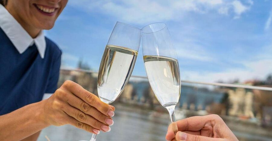 Prague: Evening Vltava River Eco Cruise with Prosecco - Straka Academy, Rudolfinum, and the Old Town