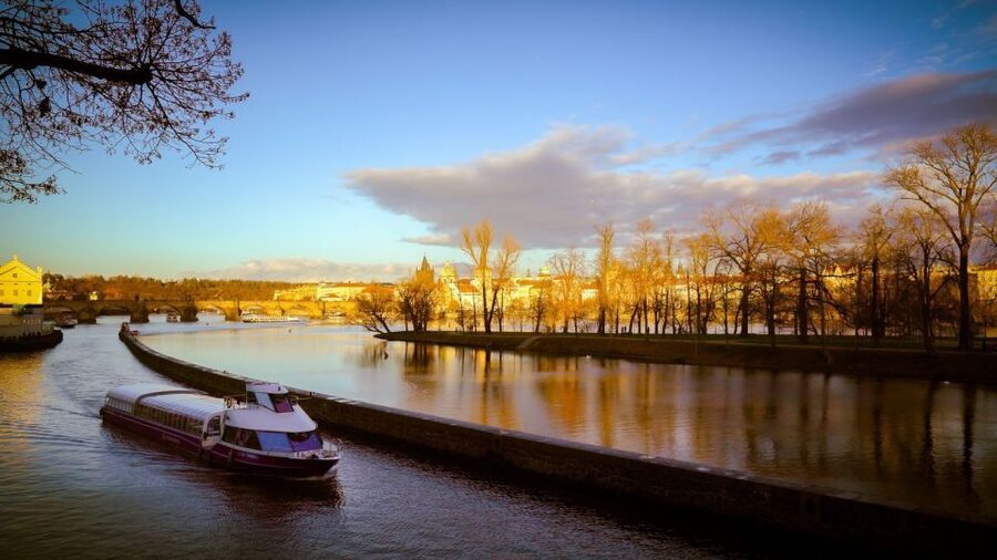 Prague: Evening Vltava River Eco Cruise with Prosecco - Choosing the best departure time