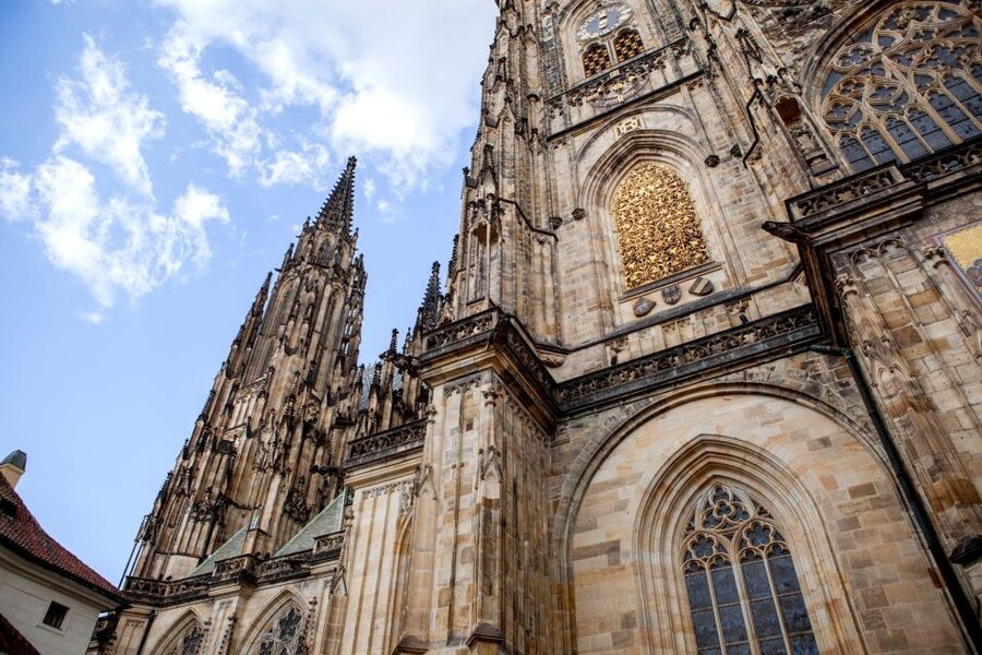 Prague: Full-Day Sightseeing Tour with Cruise and Lunch - Lunch in a traditional Czech pub