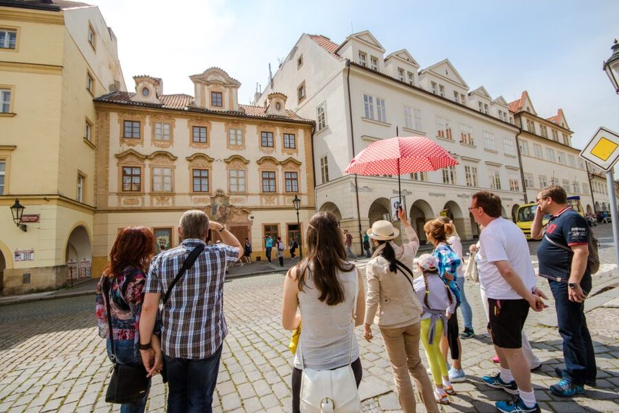 Prague: Guided Bus & Walking Tour with River Cruise & Lunch - From the castle steps to Charles Bridge and Rudolfinum