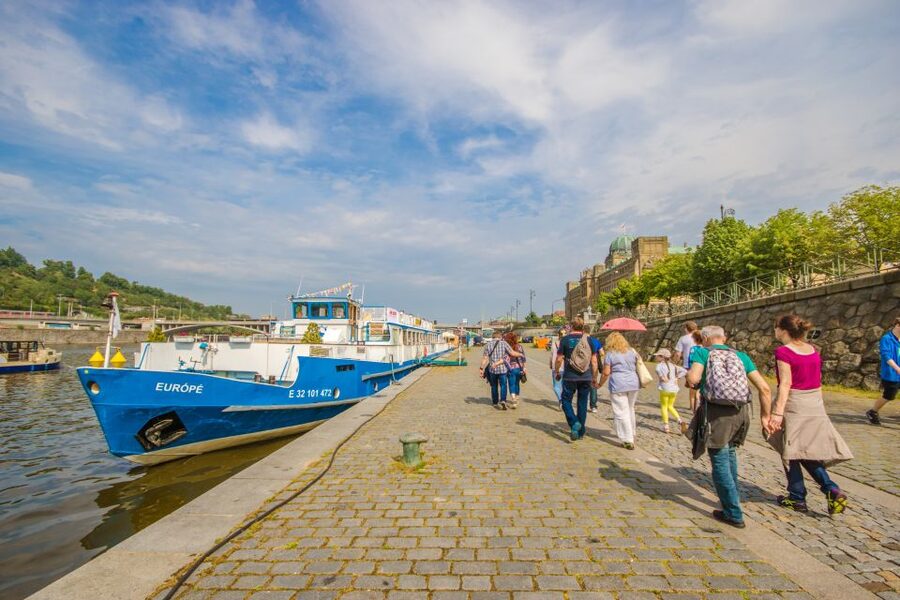 Prague: Guided Bus & Walking Tour with River Cruise & Lunch - Lunch and a two-hour cruise on the Vltava