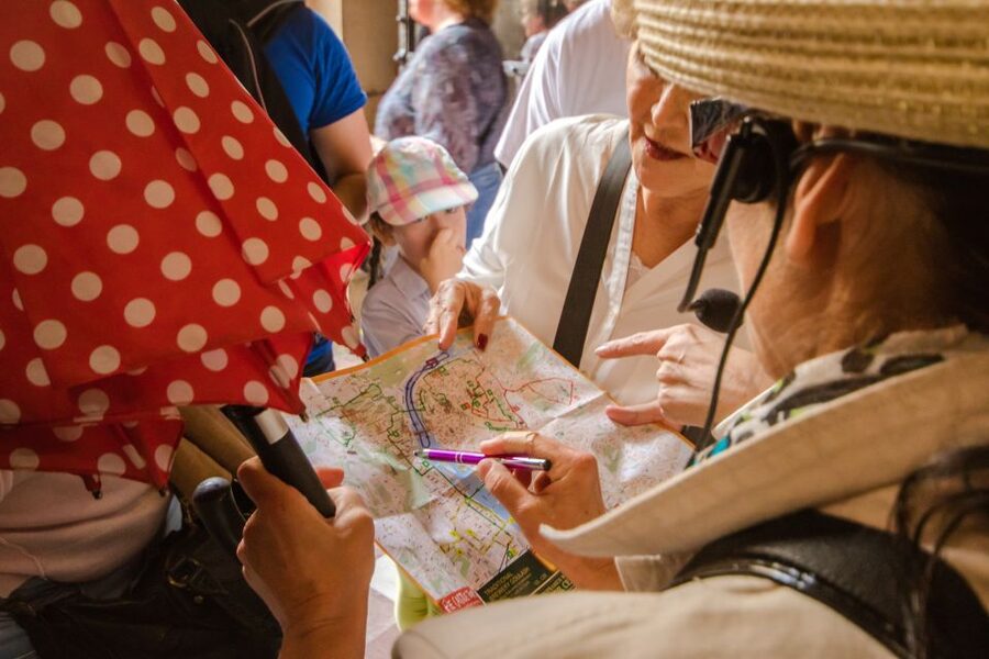 Prague: Guided Bus & Walking Tour with River Cruise & Lunch - Two hours around Prague Castle