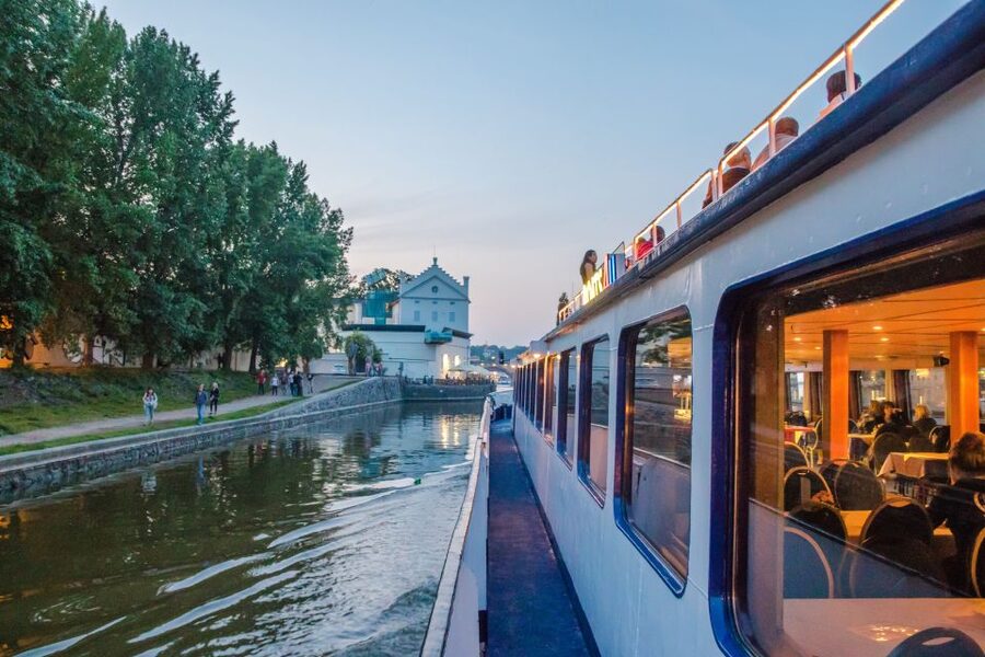Prague: Sightseeing Boat Cruise with Buffet Dinner - Key things to know before boarding