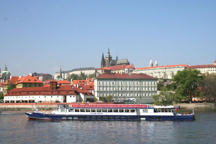 Prague: Sightseeing Boat Cruise with Buffet Dinner - The buffet dinner: generous, practical, and not fine dining