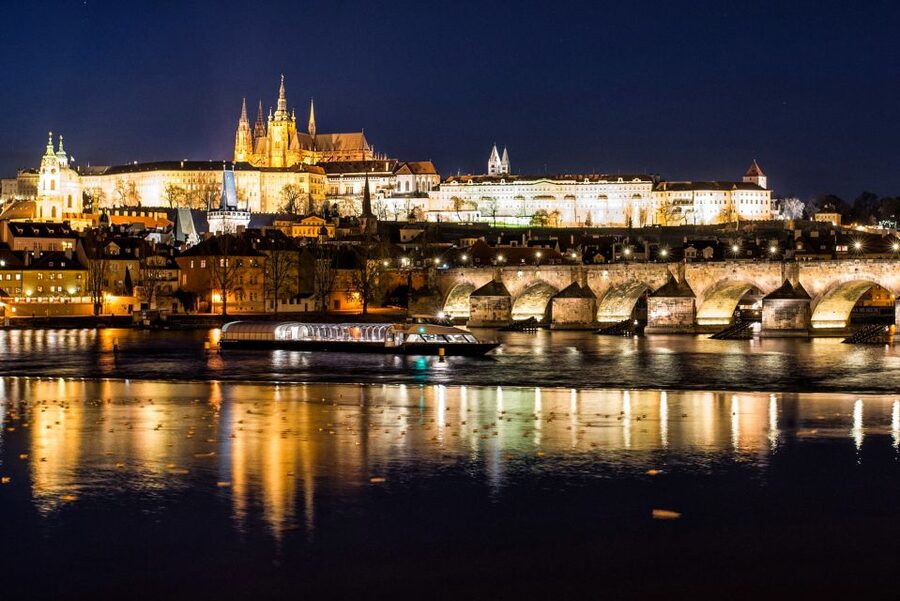 Prague: Vltava River Night Cruise with Buffet - What appears on the dinner buffet