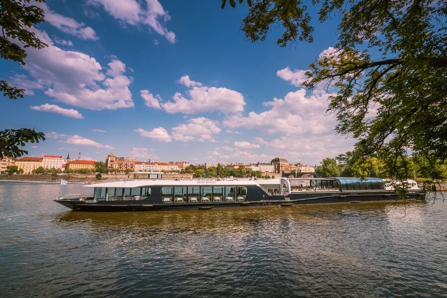 Prague: Vltava River Sightseeing Cruise - Food, drinks, and onboard comfort