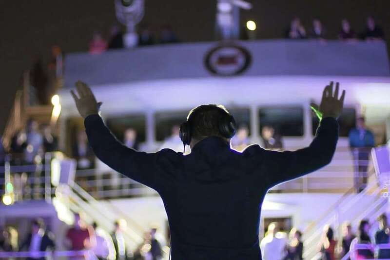 Québec City: Evening Cruise with Live DJ - What kind of evening cruise is this?