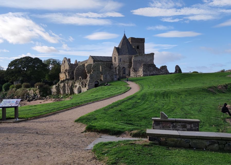 Queensferry: Sightseeing Cruise to Inchcolm Island - Wartime defenses, beaches, and seabirds