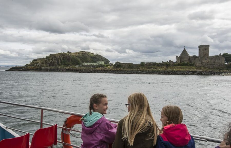 Queensferry: Sightseeing Cruise to Inchcolm Island - The return cruise and Edinburgh views