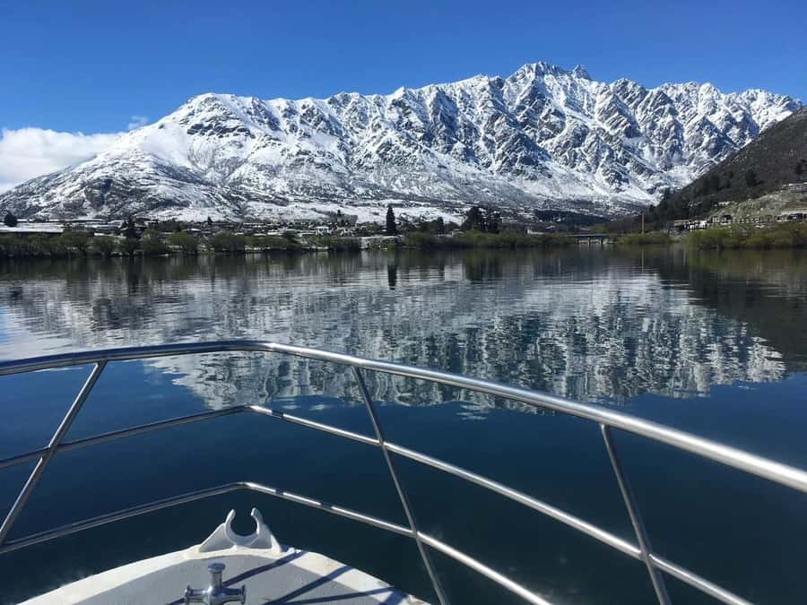 Queenstown: Lake Wakatipu Scenic Cruise - The first view: Queenstown opening around Lake Wakatipu