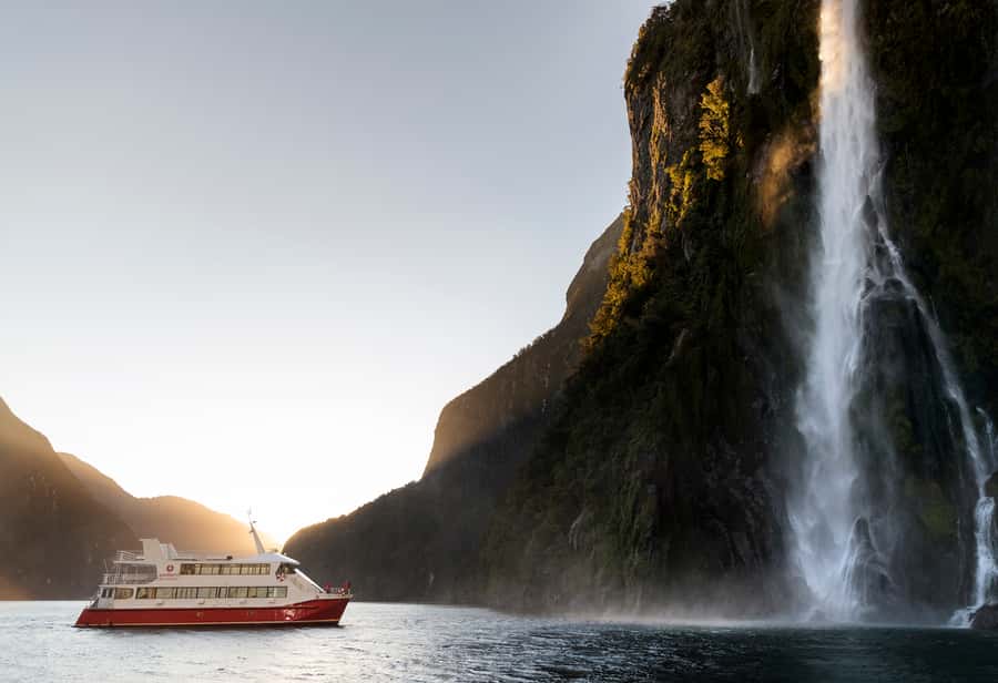 Queenstown: Milford Sound Flight and Cruise - From Queenstown Airport to the Southern Alps