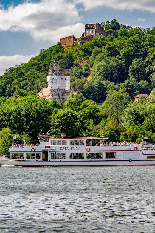 Regensburg: Klinger's Sightseeing Boat Tour to Walhalla - Arriving below Walhalla