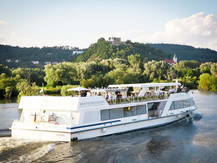 Regensburg: Sightseeing Boat Tour to Walhalla - Commentary, crew, and the level of service