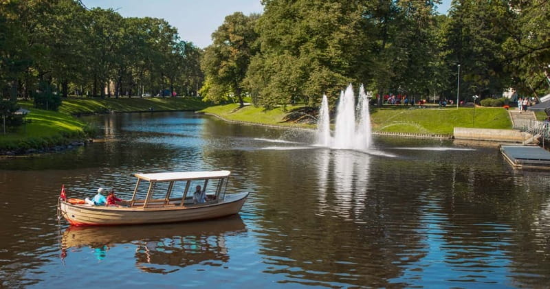 Riga: Canal Boat Sightseeing Tour With Audio guide - Kronvalda Park, the National Theatre, and Bastejkalns