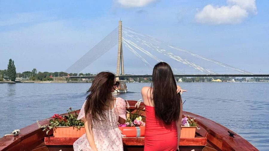 Riga: Canal Boat Tour with Welcome Drink & Audio Guide - Is the $9 price good value?