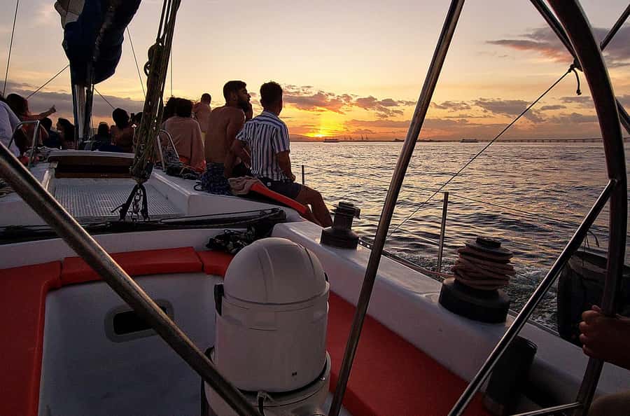 Rio de Janeiro: Guanabara Bay Sunset Sailing Tour & Drinks - Drinks, caipirinhas, and finger food onboard