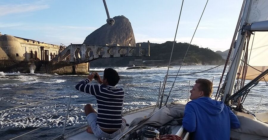 Rio de Janeiro: Guanabara Bay Sunset Sailing Tour & Drinks - The crew is the strongest part of the experience