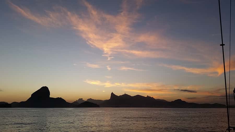 Rio de Janeiro: Guanabara Bay Sunset Sailing Tour & Drinks - Seeing Sugarloaf Mountain from the bay