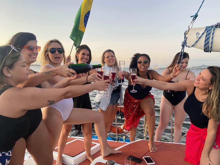 Rio de Janeiro: Sunset Sailboat Tour with Open Bar - Planes, harbor views, and the ride back to Urca