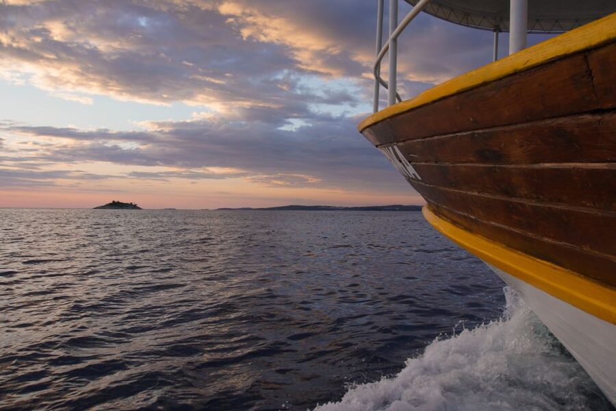 Rovinj: Sunset Boat Trip with Dolphin Watching - Passing the islands with a welcome drink