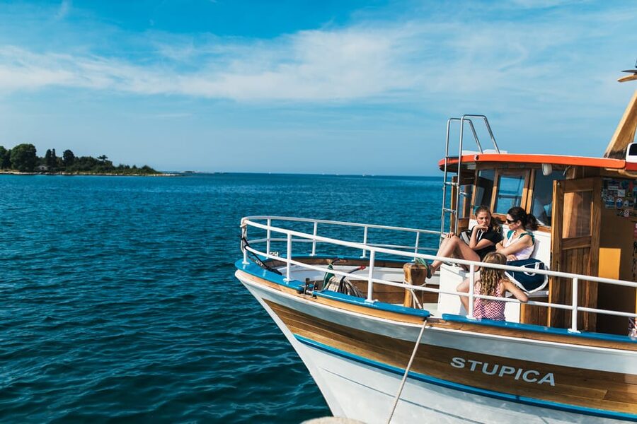 Rovinj: Sunset Cruise with Swim Stop, Drinks, and Fruits - Meeting point, timing, and useful preparation