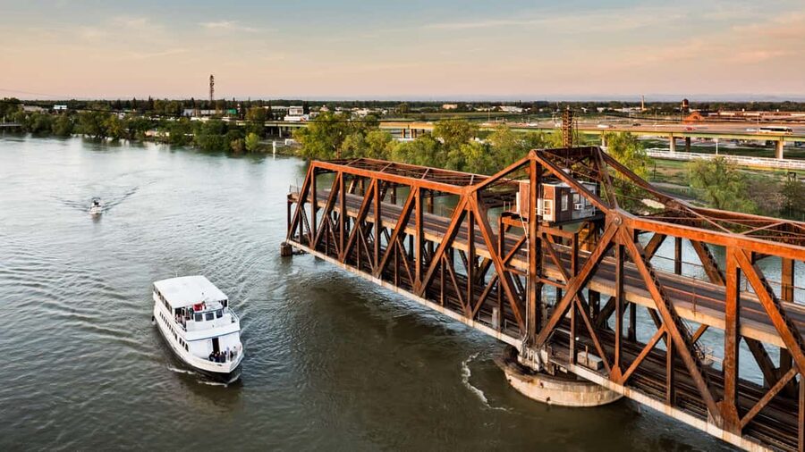 Sacramento: City Cruises River Cruise with History Guide - Tower Bridge from the river