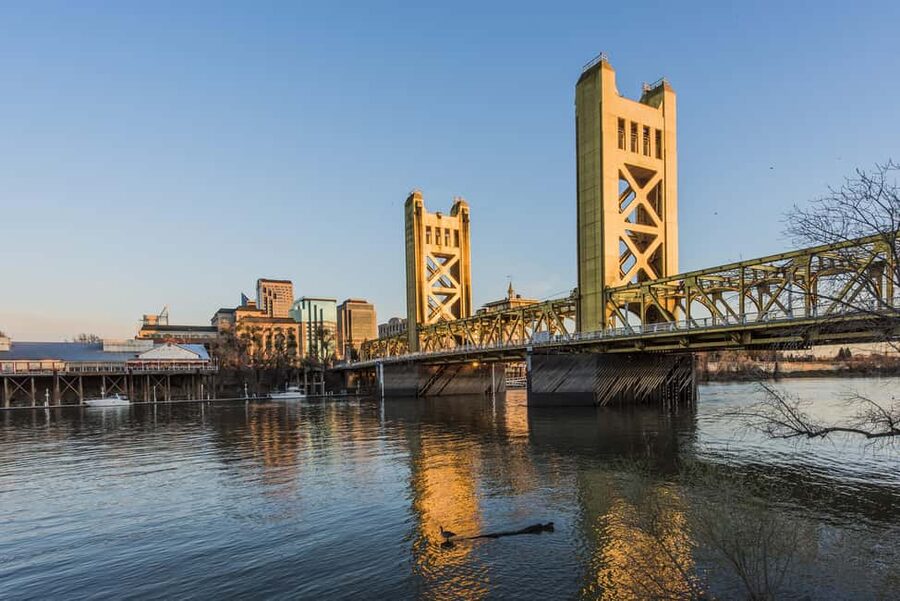 Sacramento: City Cruises River Cruise with History Guide - Snacks, drinks, and the onboard atmosphere