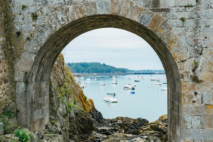Saint-Malo: Guided Boat Tour with Local Captain - Comfort, wind, and changing coastal conditions