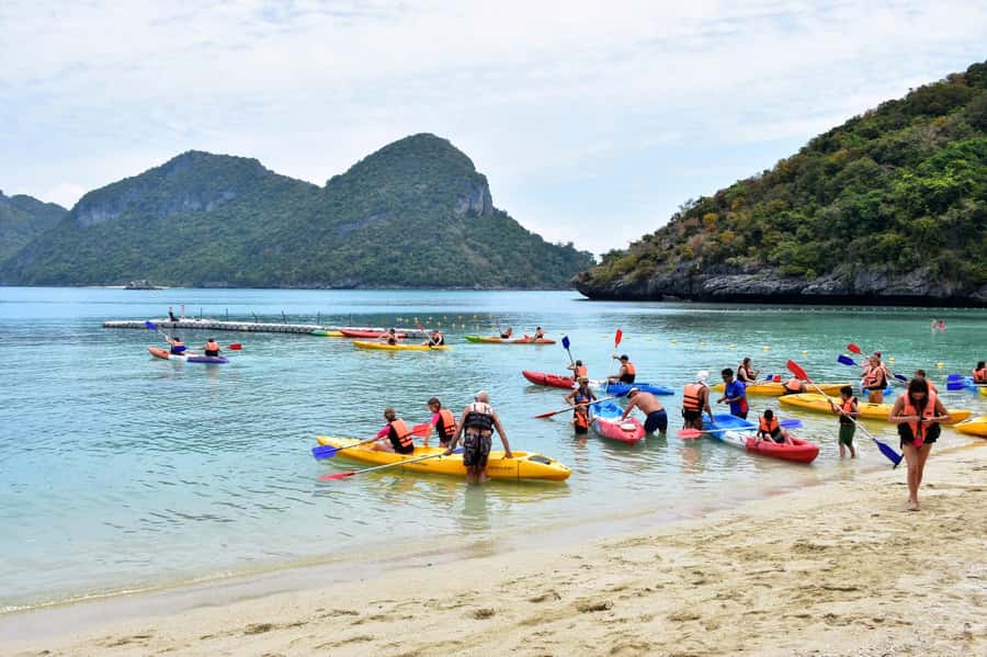 Samui: Angthong Marine Park Boat Tour w/ Transfer and Meals - Swimming and snorkeling off the beach