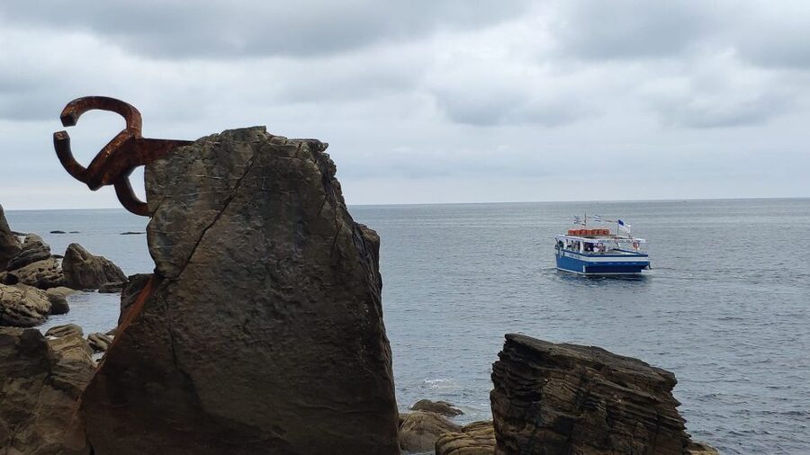 San Sebastian: Boat Tour with Stop at Santa Clara - Who should book this boat trip?