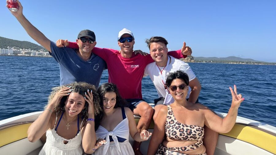Santa Eulària des Riu: Parasailing Boat Cruise with Drinks - Music, drinks, and time on the boat