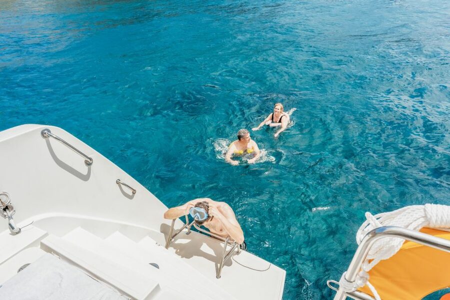 Santorini: Luxury Catamaran Day Trip with Meal and Open Bar - Crew Service Makes the Difference