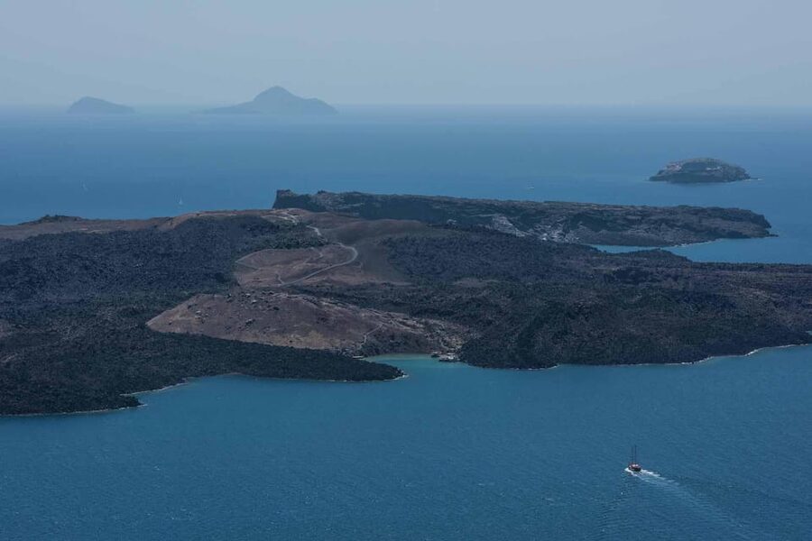 Santorini Port: 3 Hour Cruise to Volcano and Hot Springs - Palea Kameni and the 30-minute hot-springs stop