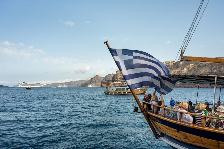 Santorini: Volcanic Islands Cruise with Hot Springs Visit - The return sail and the optional Oia sunset