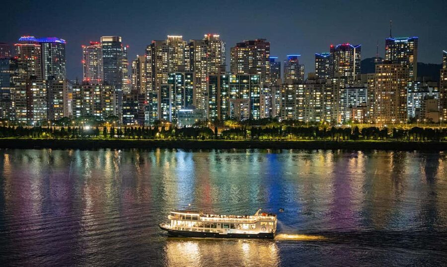 Seoul: Han River Night Picnic & Games with Cruise - Key points at a glance