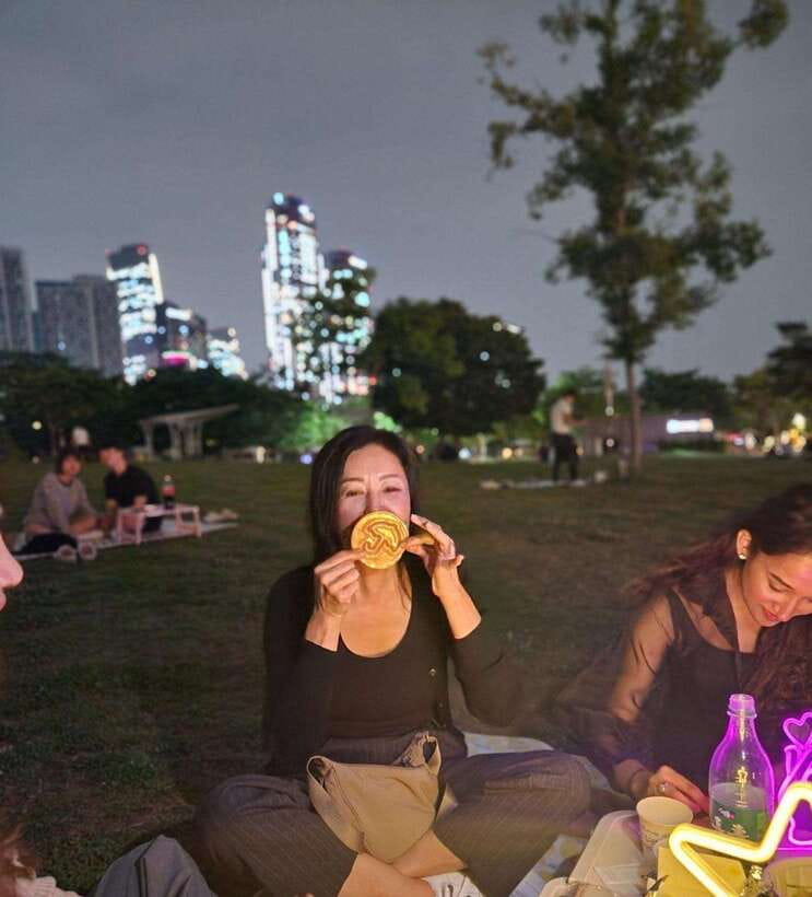 Seoul: Han River Night Picnic & Games with Cruise - Meeting at Yeouinaru Station and walking to the river