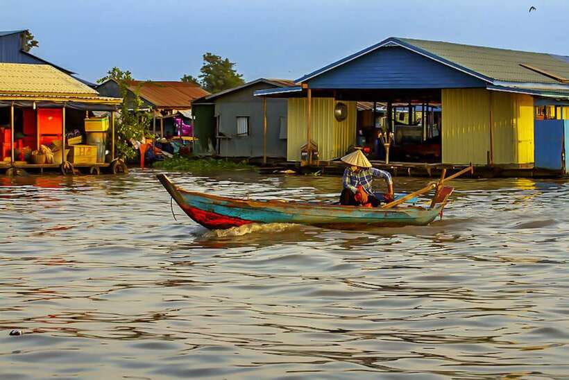 Siem Reap: Kampong Phluk Floating Village Tour with Boat - The optional $5 canoe through the mangroves