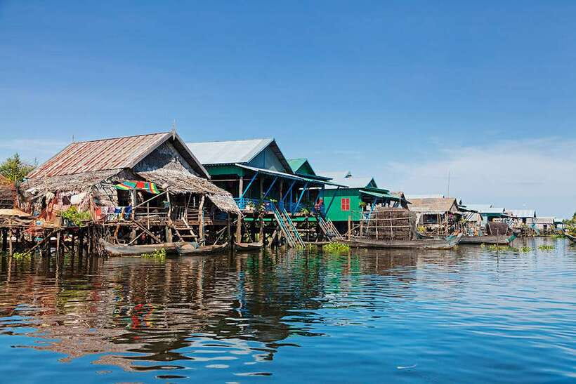 Siem Reap: Kampong Phluk Floating Village Tour with Boat - Sunset and a floating restaurant on the lake
