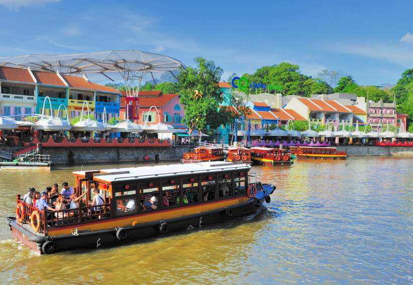 Singapore: Singapore River Cruise - Seating, sound, and the boarding process